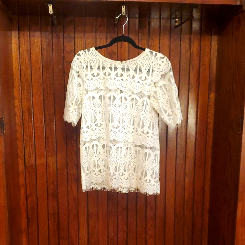 BCBGENERATION SIZE MEDIUM Elegant White Lace Dress